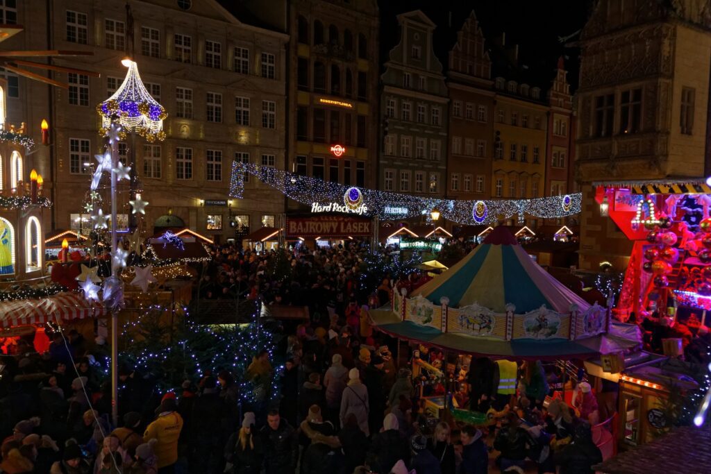 Mucha gente en el mercado navideño de Wroclaw