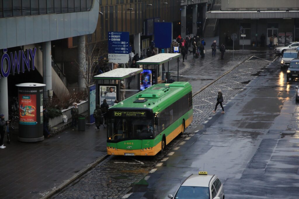Автобус з аеропорту Познані до центру міста зупиняється на залізничному вокзалі Познань Glowny – Головний залізничний вокзал Познані